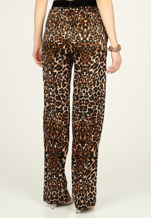 Товар коричневого цвета с внутренней стороны