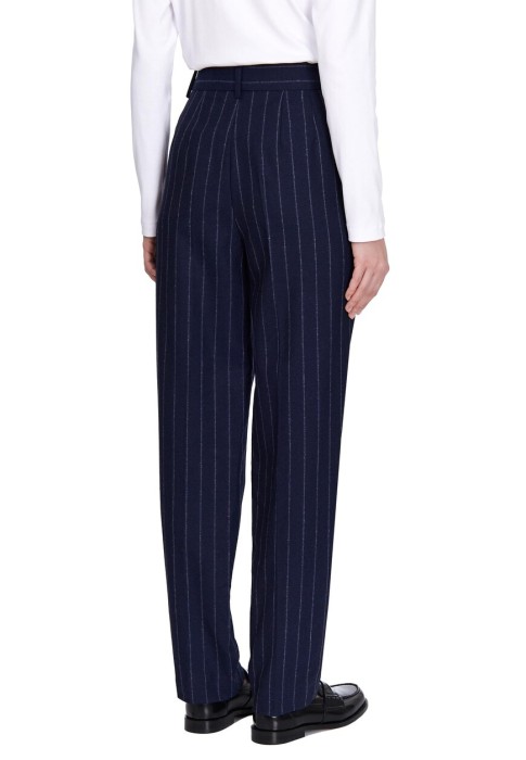 Товар черного цвета с внутренней стороны