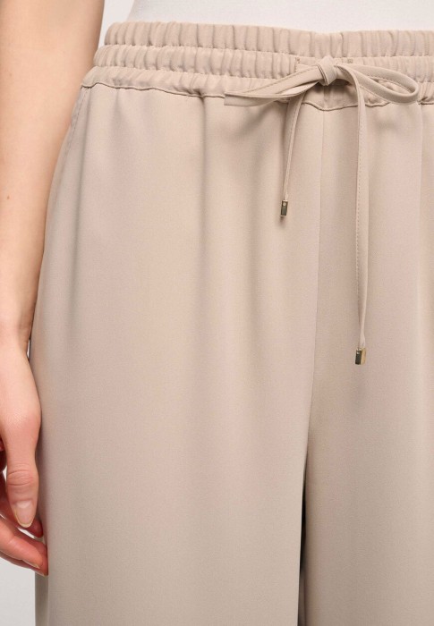 Товар бежевого цвета с внутренней стороны