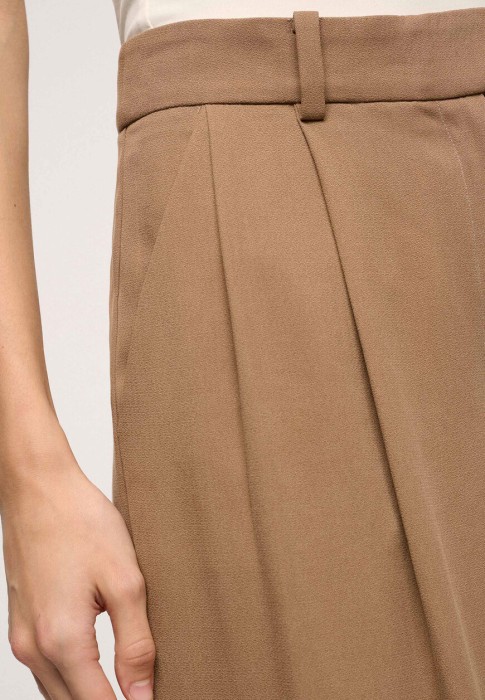 Товар коричневого цвета с внутренней стороны