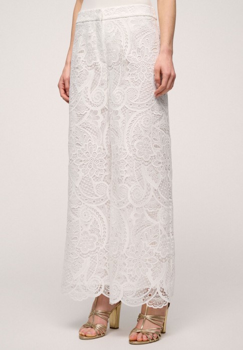 Товар белого цвета с внутренней стороны