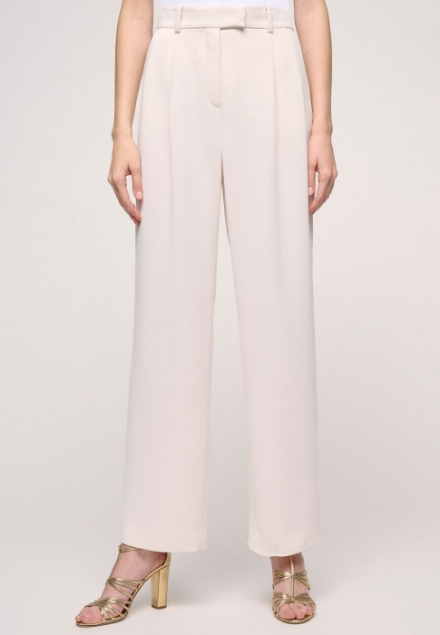 Товар белого цвета с внутренней стороны