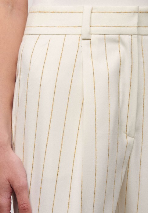 Товар бежевого цвета с внутренней стороны