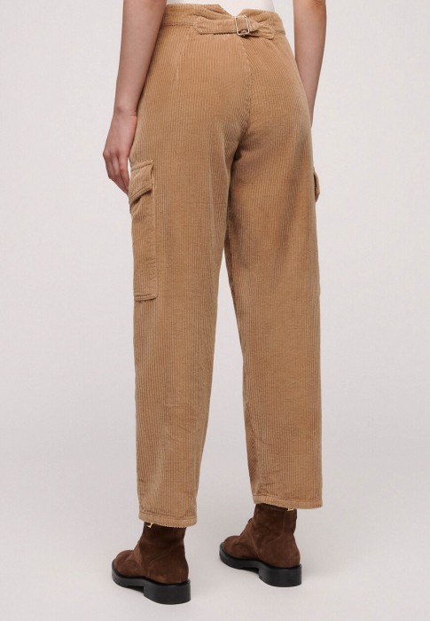 Товар бежевого цвета с внутренней стороны