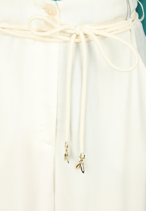 Товар белого цвета с внутренней стороны