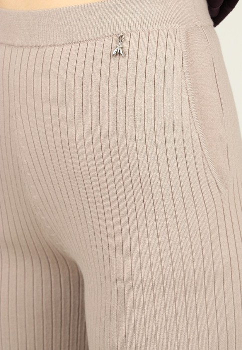 Товар розового цвета с внутренней стороны