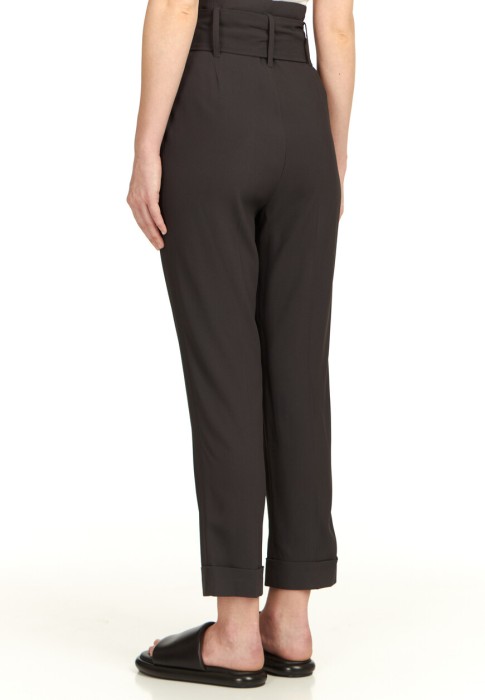 Товар коричневого цвета с внутренней стороны