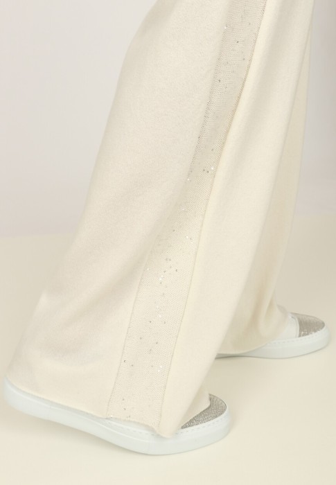 Товар бежевого цвета с внутренней стороны