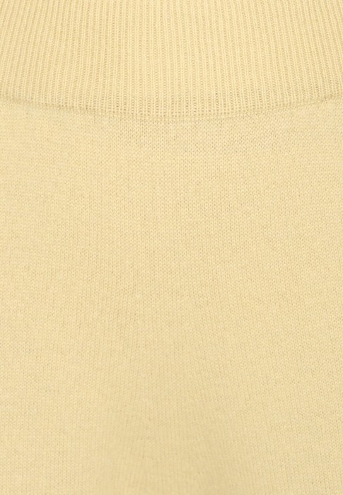 Товар желтого цвета с внутренней стороны