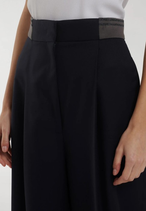 Товар черного цвета с внутренней стороны