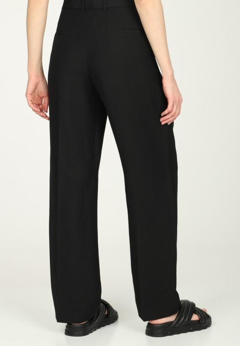 Товар черного цвета с внутренней стороны