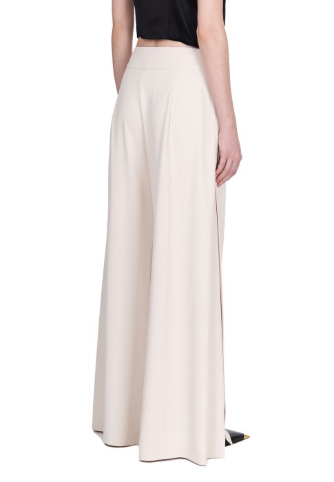 Товар бежевого цвета с внутренней стороны