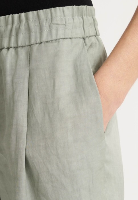 Товар зеленого цвета с внутренней стороны