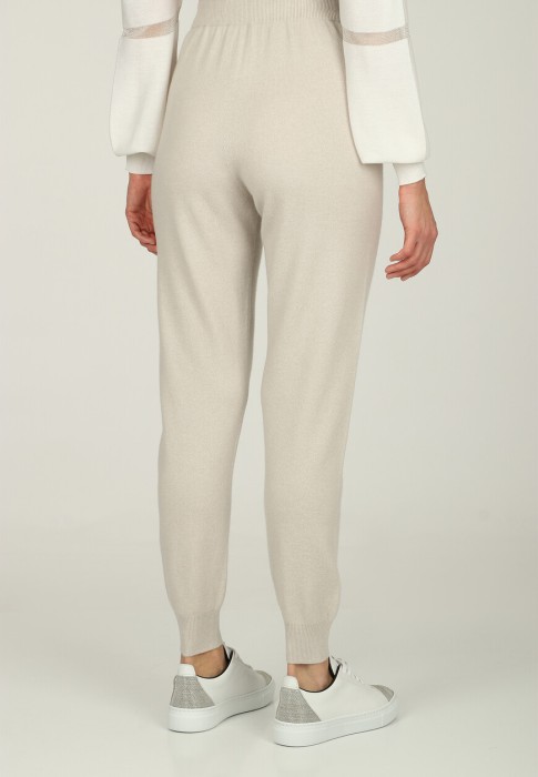 Товар бежевого цвета с внутренней стороны