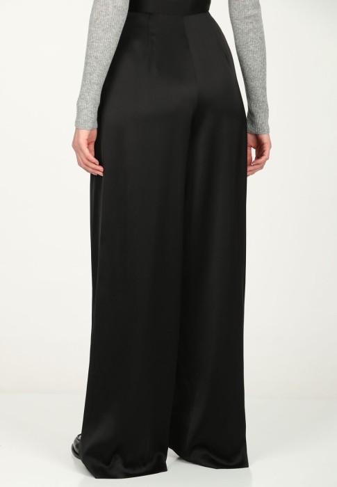 Товар черного цвета с внутренней стороны