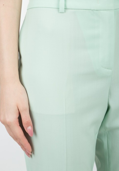 Товар зеленого цвета с внутренней стороны