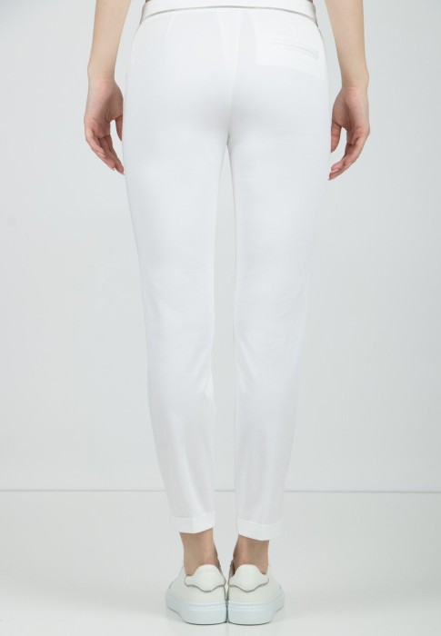 Товар белого цвета с внутренней стороны