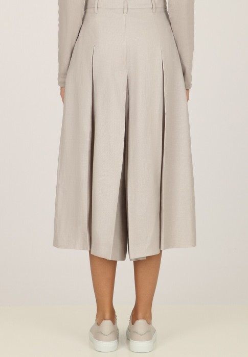 Товар бежевого цвета с внутренней стороны