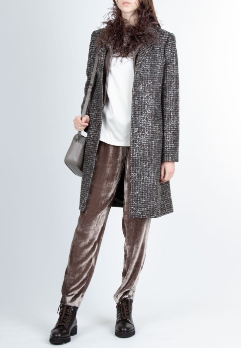 Товар коричневого цвета с внутренней стороны