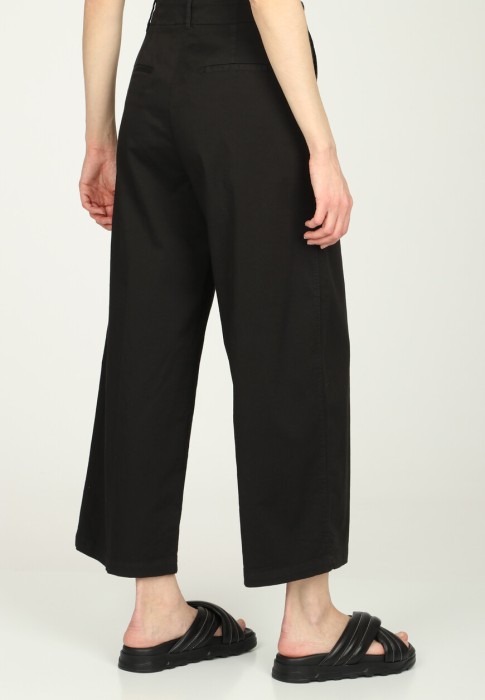 Товар черного цвета с внутренней стороны