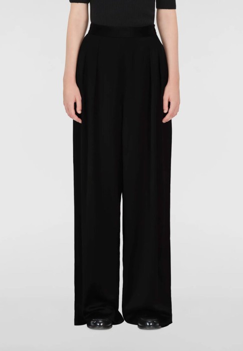 Товар черного цвета с внутренней стороны