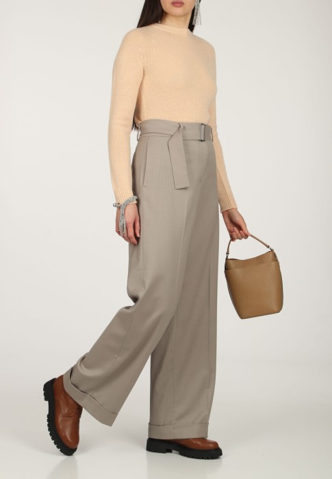 Товар серого цвета с внутренней стороны