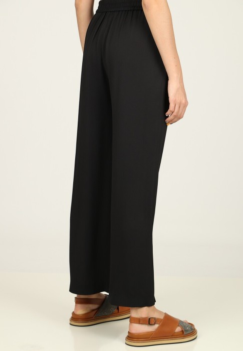 Товар черного цвета с внутренней стороны