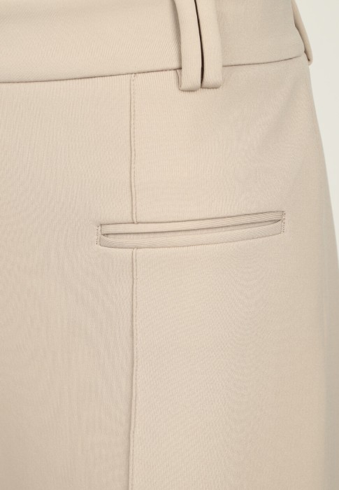 Товар бежевого цвета с внутренней стороны