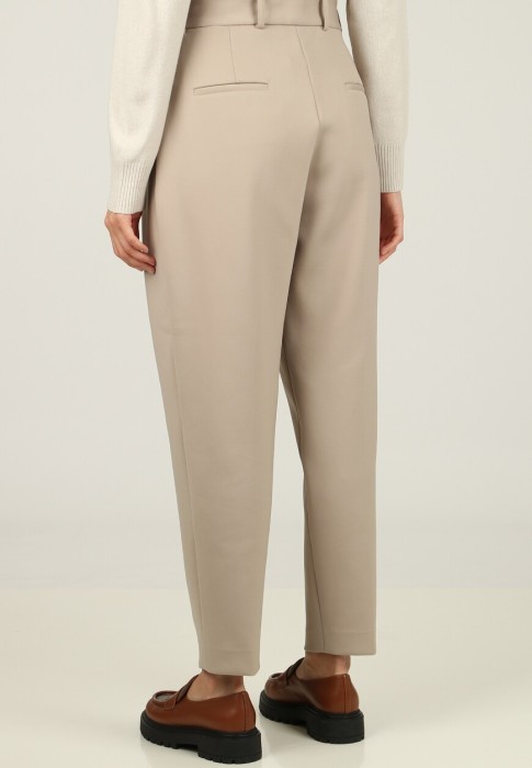 Товар бежевого цвета с внутренней стороны