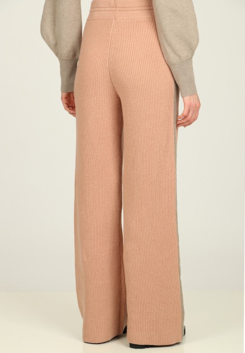 Товар коричневого цвета с внутренней стороны