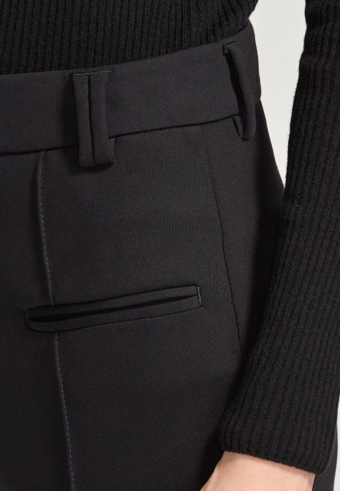 Товар черного цвета с внутренней стороны