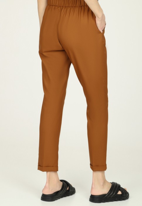 Товар коричневого цвета с внутренней стороны