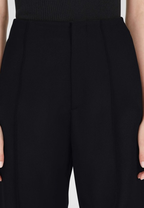 Товар черного цвета с внутренней стороны