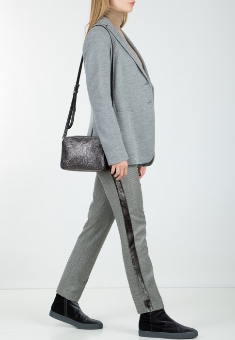 Товар серого цвета с внутренней стороны