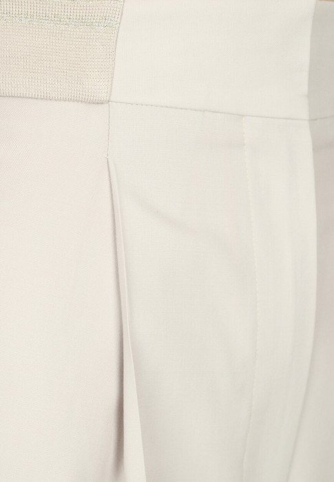 Товар бежевого цвета с внутренней стороны