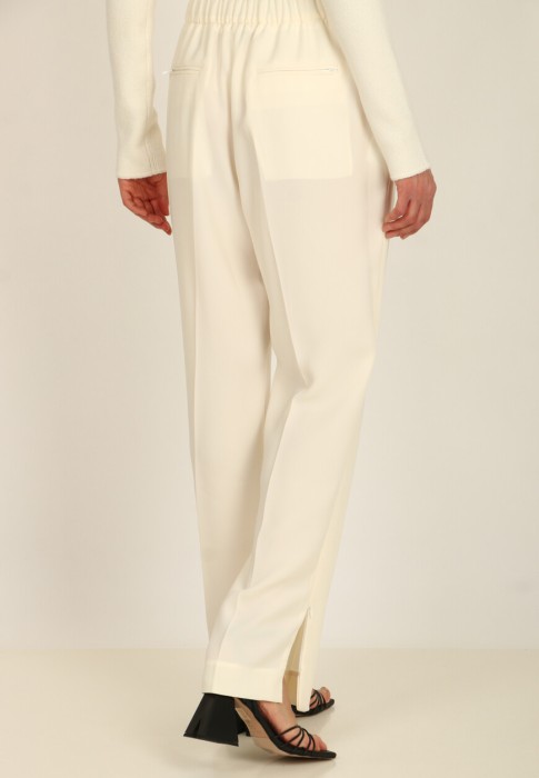 Товар белого цвета с внутренней стороны