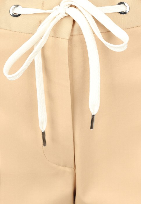 Товар бежевого цвета с внутренней стороны