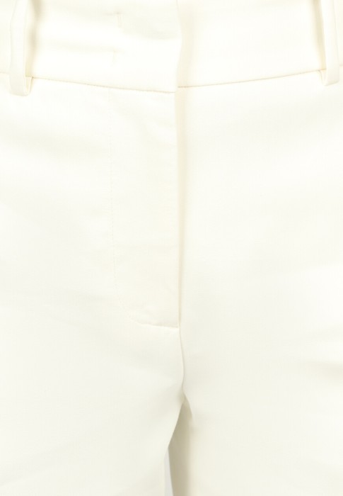 Товар белого цвета с внутренней стороны