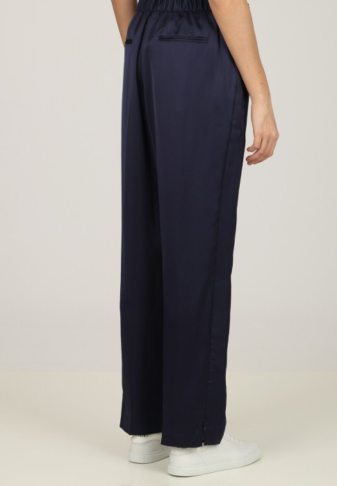 Товар синего цвета с внутренней стороны