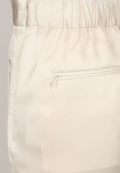 Товар бежевого цвета с внутренней стороны