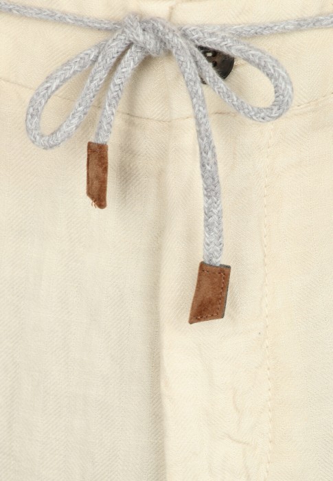 Товар белого цвета с внутренней стороны