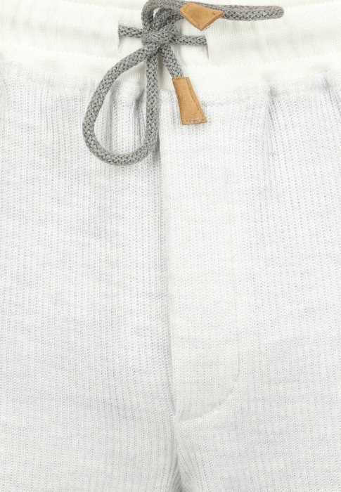 Товар серого цвета с внутренней стороны