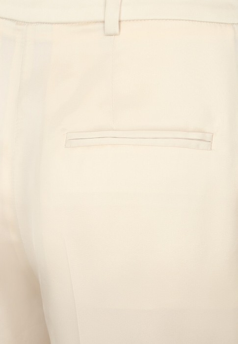 Товар бежевого цвета с внутренней стороны