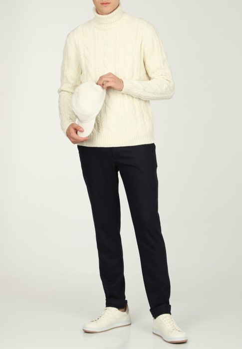 брюки  по цене 39130 руб вид справа