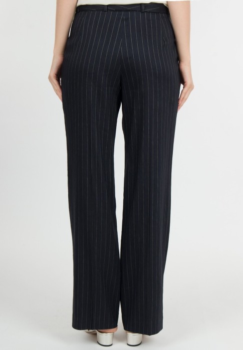 Товар синего цвета с внутренней стороны