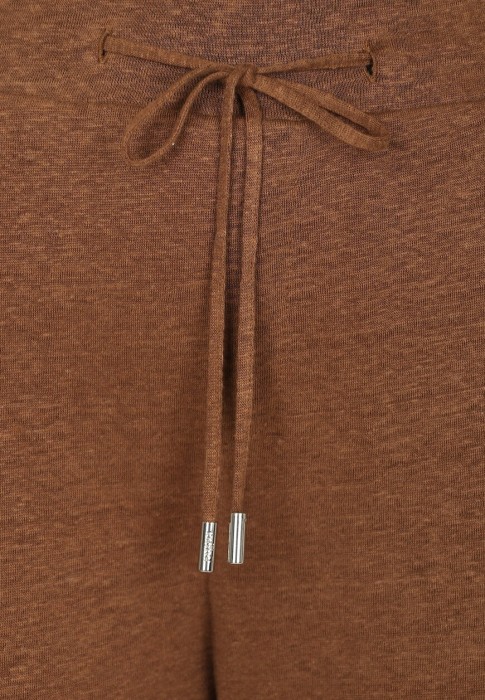 Товар коричневого цвета с внутренней стороны