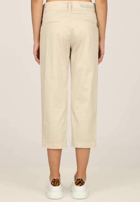 Товар бежевого цвета с внутренней стороны