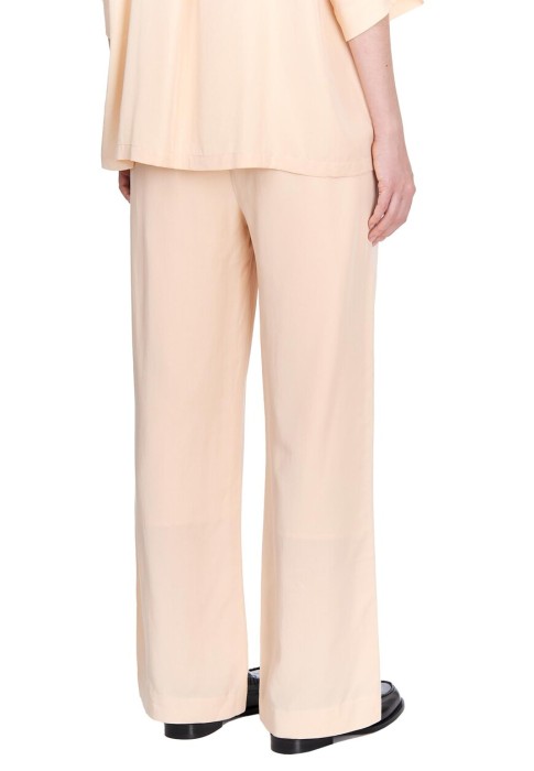 Товар бежевого цвета с внутренней стороны