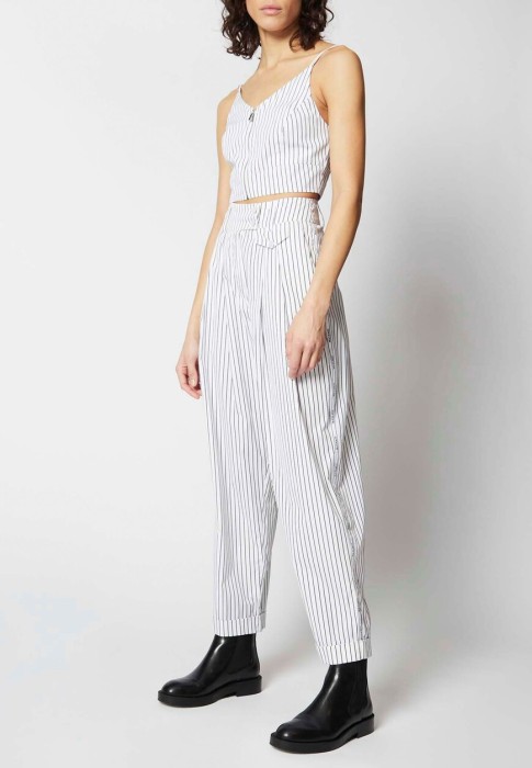 Товар белого цвета с внутренней стороны