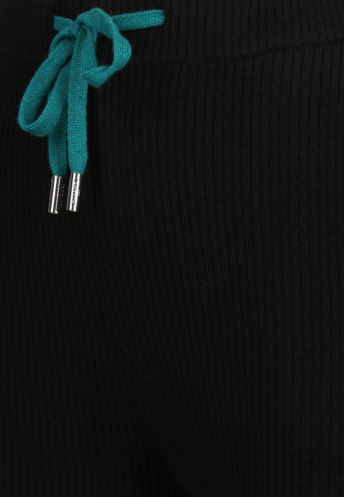 Товар черного цвета с внутренней стороны